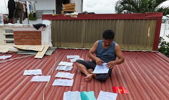 Nhiều giấy tờ quan trọng của anh Cường như sổ đỏ, hồ sơ đất đai bị ướt, rách làm nhiều mảnh.