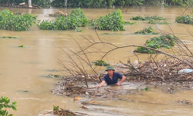 Người dân vớt vát chút tài sản còn lại.