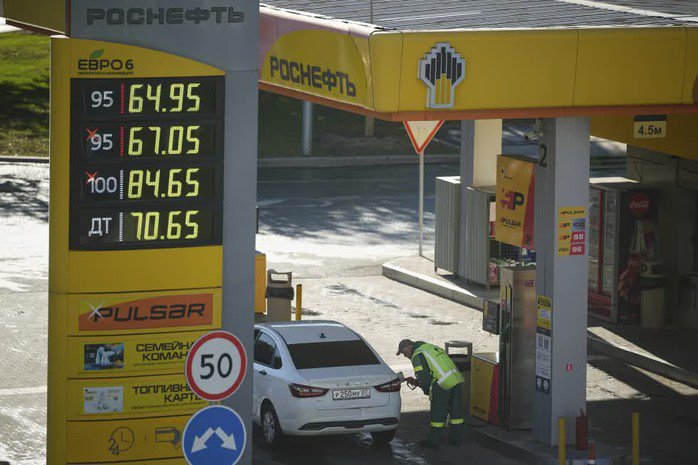 Một trạm xăng ở Moscow - Nga hôm 25-8. Ảnh: AP