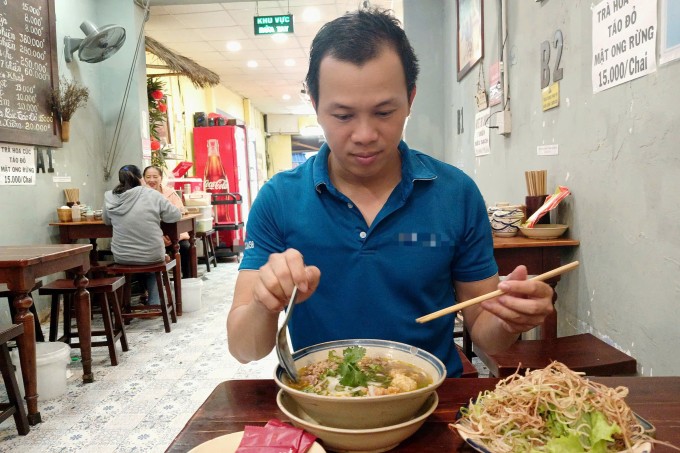 Tô bắp bò chả ghẹ tăng thêm 5.000 đồng lên 55.000 đồng tại quán bún bò trên đường Lê Văn Thọ, phường An Hội Tây. Ảnh: Thi Hà