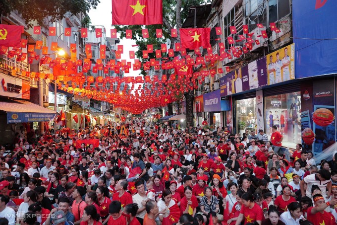 Người dân xem sơ duyệt diễu binh tại Hà Nội, ngày 27/8/2025. Ảnh: Ngọc Thành