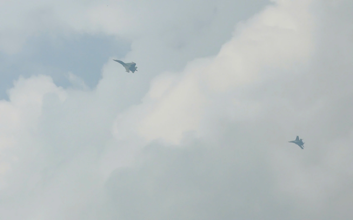 Biên đội Su-30MK2 tách tốp trên bầu trời Thủ đô. Ảnh: Võ Thạnh