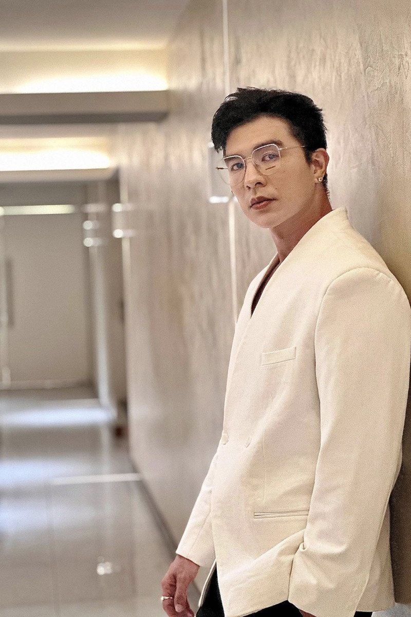 Trong quá trình quay phim, Steven đã gặp không ít khó khăn và thậm chí bị thương nhiều lần. Khi quay cảnh đánh nhau với bạn diễn, anh từng bị dao đâm trúng vì miếng giáp bảo vệ bị tuột. Dù bị thương liên tiếp 3 lần trong cùng một cảnh quay, anh vẫn kiên trì để giữ độ "sống" cho cảnh phim, không để đoàn phim phải dừng lại.