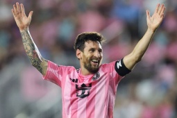 Messi lập cú đúp giúp Inter Miami ngược dòng, ăn mừng cảm xúc với con trai