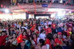 Tin tức trong ngày - Các khối diễu binh tỏa ra các tuyến phố Hà Nội, chung vui với nhân dân