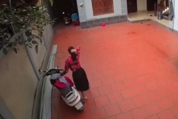 Clip: Cô gái thoát chết ngoạn mục khi tấm tôn rơi trúng chỗ vừa đứng