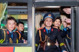 Media - VIDEO: Khoảnh khắc đáng yêu mà bộ đội và người dân dành cho nhau tại điểm tập kết tối Sơ duyệt A80