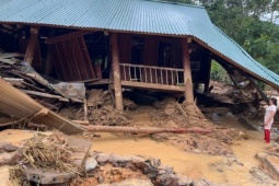 Tin tức trong ngày - Lũ quét bất ngờ: 'Trong khoảnh khắc ngắn ngủi, cả nhà chỉ kịp hô nhau chạy thoát thân'