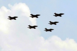 Su-30MK2 biểu diễn khoan ba vòng trên bầu trời Hà Nội