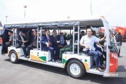 Tỷ phú Phạm Nhật Vượng lái xe điện đưa Tổng Bí thư Tô Lâm tham quan triển lãm