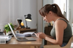 Thói quen khi ngồi làm việc khiến bạn trông già hơn tuổi