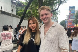 Du lịch - Khách Tây hòa cùng sự cuồng nhiệt của người Việt xem diễu binh