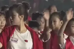 Dương Hoàng Yến đi lạc vào Khối Thiếu Nhi ở Sơ duyệt