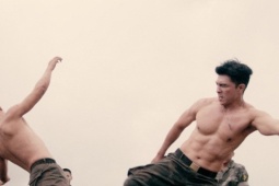 Mỹ nam 6 múi cao 1m78 hot nhất phim 'Mưa đỏ' là ai?