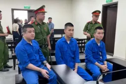 Chủ quán karaoke cùng đồng phạm khiêng người tử vong vì ma túy ra đê sông Hồng phi tang