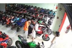 VIDEO: Mua xe máy, bỏ “người yêu" ở lại thế chấp rồi phóng xe đi mất hút