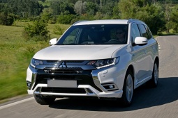 Giá xe Mitsubishi Outlander mới nhất tháng 8/2025