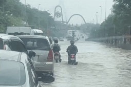 Tin tức trong ngày - Cảnh kỳ lạ ở Hà Nội, trời nắng ráo, ô tô vẫn bì bõm 'bơi' trên đường Võ Chí Công