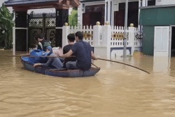Tin tức trong ngày - Hàng nghìn ngôi nhà bị ngập sâu, người dân trắng đêm chạy lũ