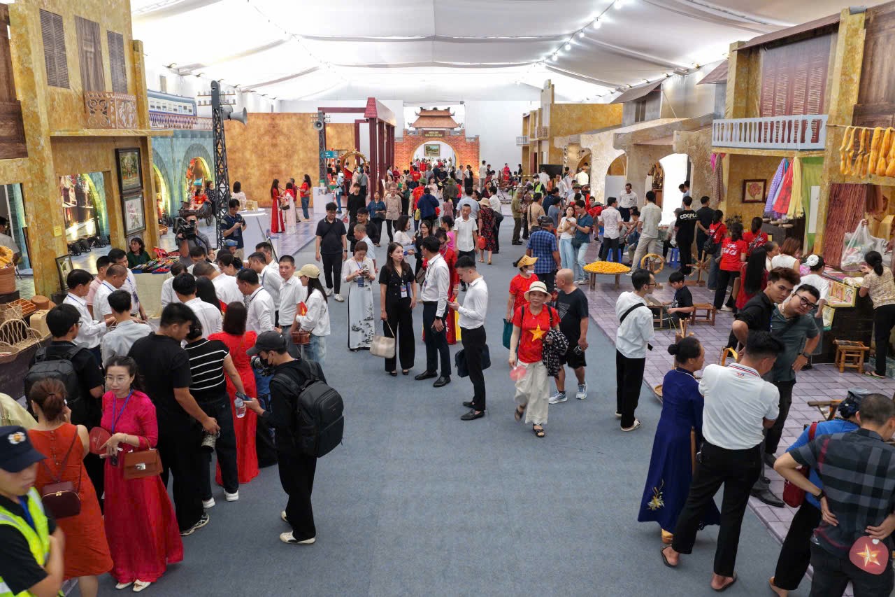 Hàng nghìn người đã có mặt từ rất sớm để tham quan triển lãm