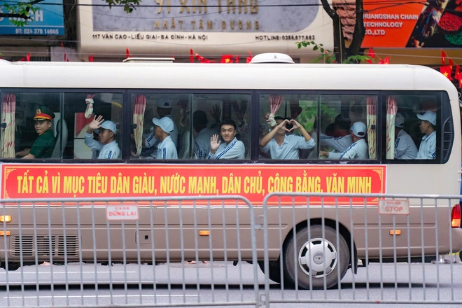 VIDEO: Khoảnh khắc đáng yêu mà bộ đội và người dân dành cho nhau tại điểm tập kết tối Sơ duyệt A80 - 4