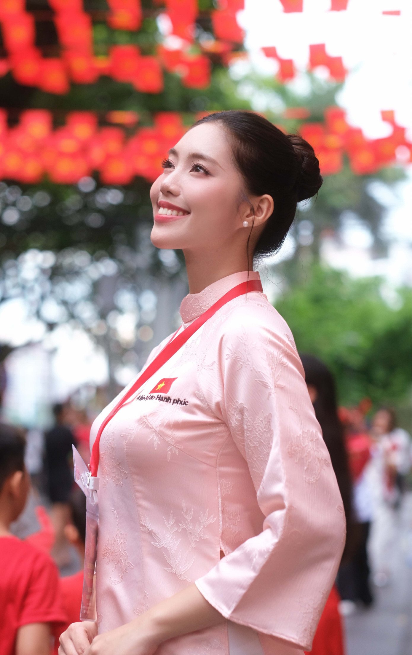 Hoa hậu Tiểu Vy, Hà Trúc Linh, Lương Thùy Linh hòa vào dòng người diễu hành - 12