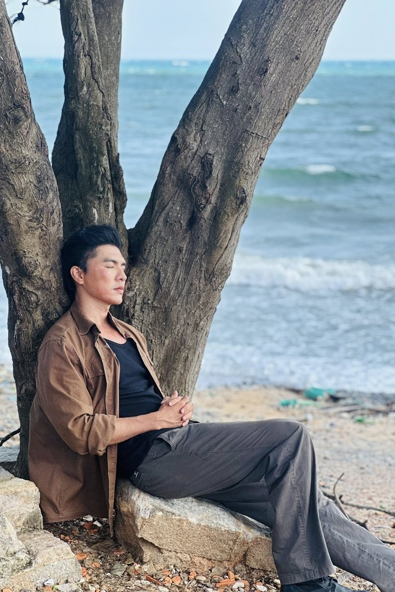 Mỹ nam 6 múi cao 1m78 hot nhất phim &#39;Mưa đỏ&#39; là ai? - 36