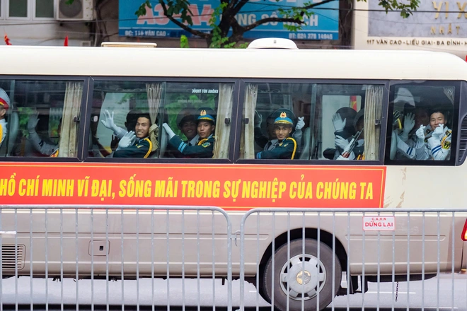 VIDEO: Khoảnh khắc đáng yêu mà bộ đội và người dân dành cho nhau tại điểm tập kết tối Sơ duyệt A80 - 5
