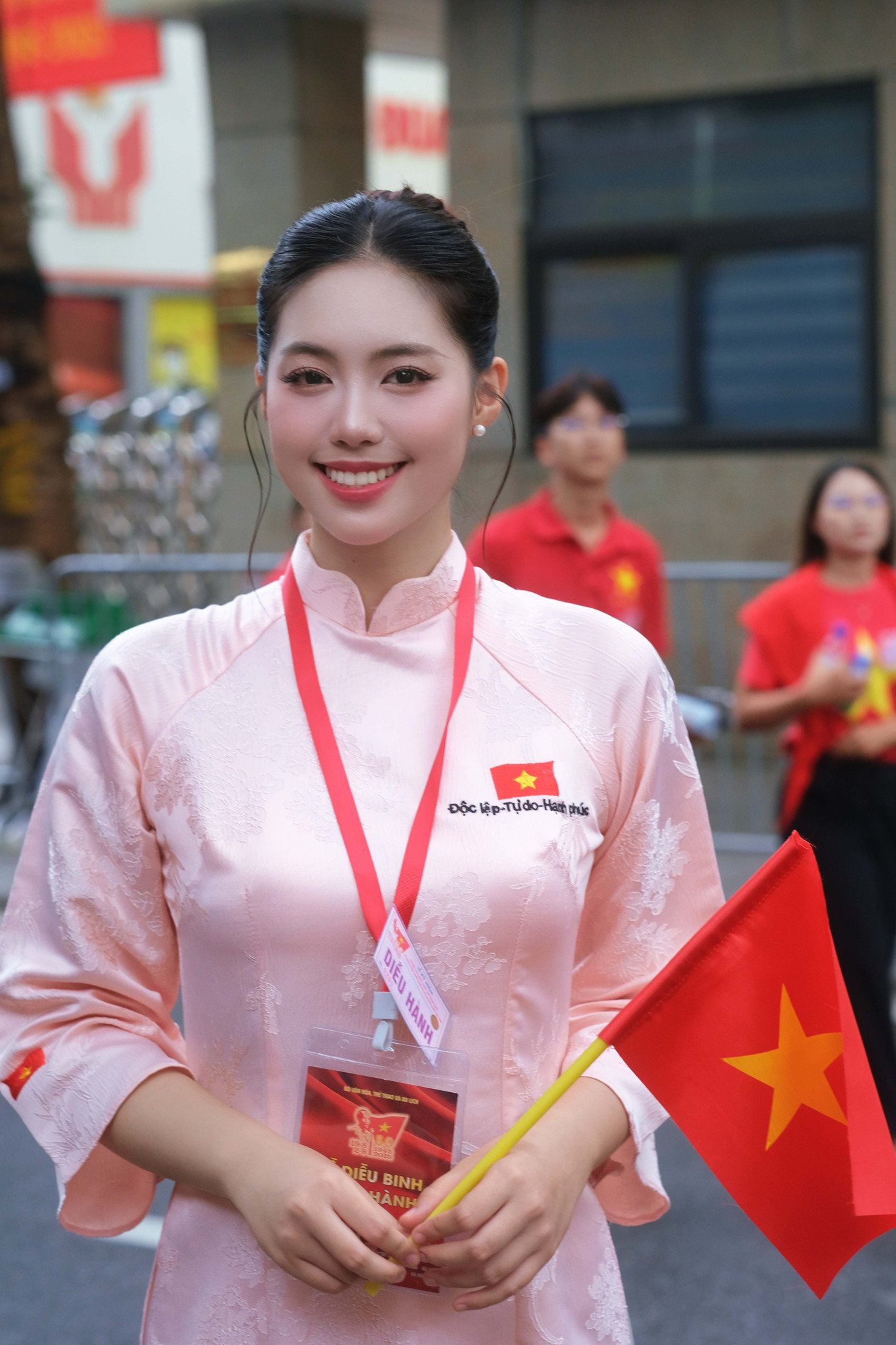 Á hậu 1 Trần Ngọc Châu Anh là thiếu úy quân nhân chuyên nghiệp. Cô tự hào khi cầm lá cờ Tổ quốc và sải bước cùng những nghệ sĩ, vận động viên có nhiều đóng góp cho lĩnh vực văn hóa - thể thao.