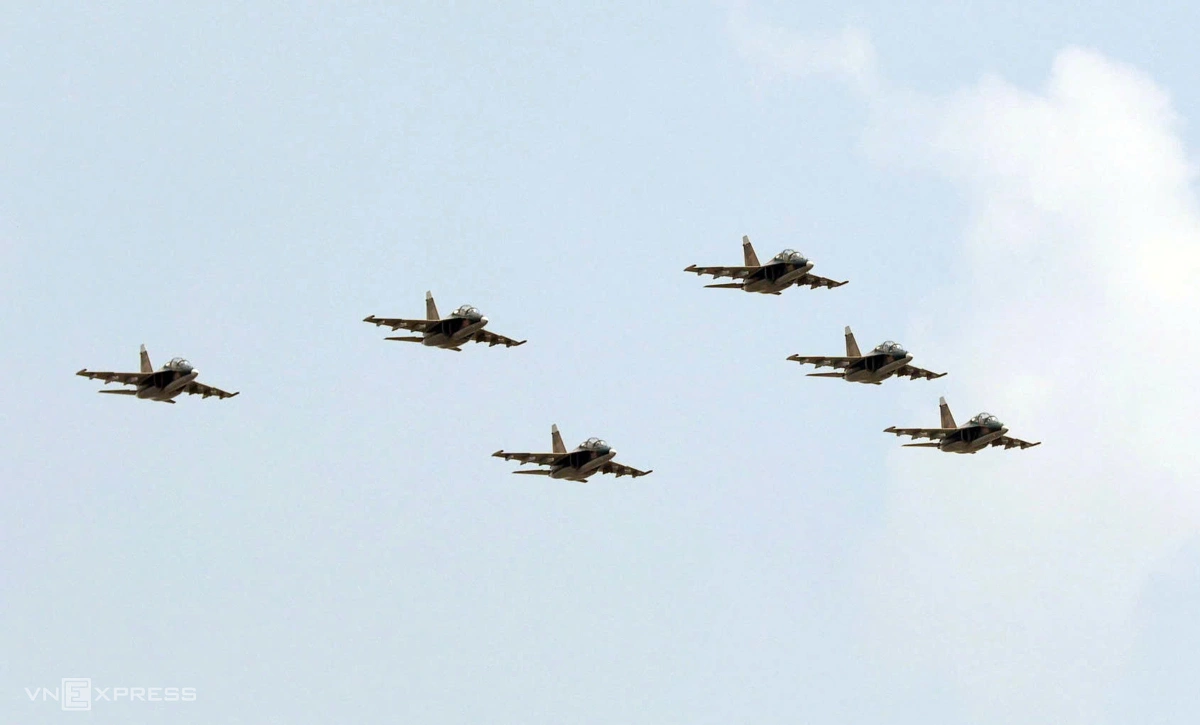 Biên đội 6 chiếc Yak-130 dẫn đầu đội hình 3 loại máy bay từ Kép (Bắc Ninh). Ảnh: Đức Đồng