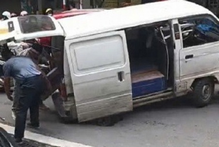 Ô tô bất ngờ ‘sụt hố’ trên phố Đội Cấn, Hà Nội