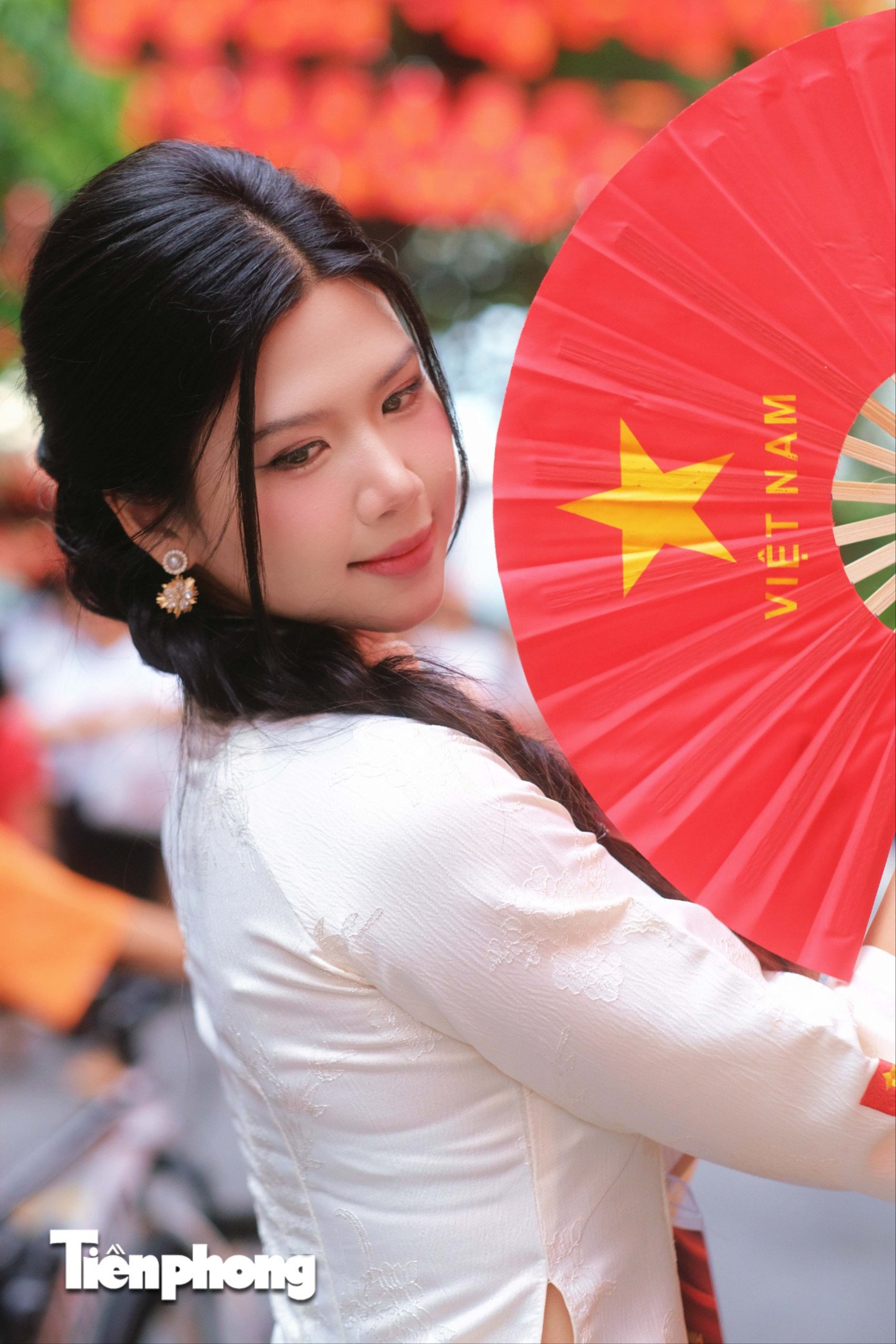 Hoa hậu Tiểu Vy, Hà Trúc Linh, Lương Thùy Linh hòa vào dòng người diễu hành - 15
