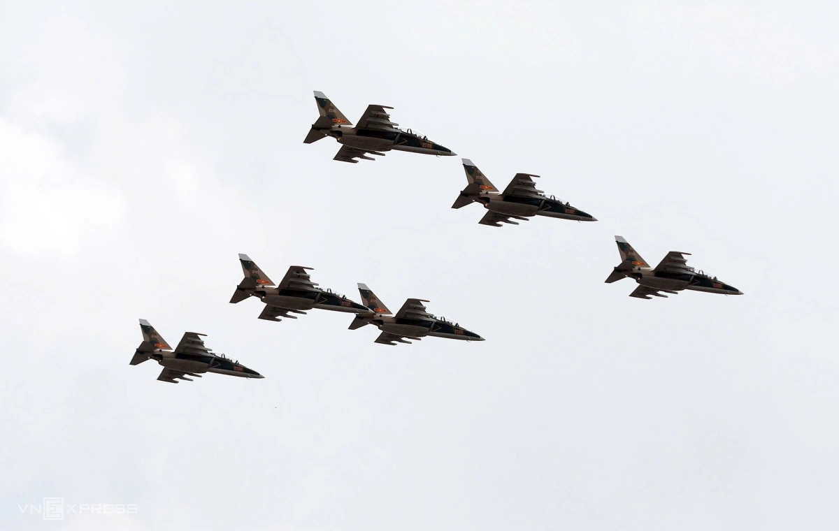 Lần đầu những chiếc chiến đấu cơ hạng nhẹ bay đội hình 6 chiếc. Ảnh: Đức Đồng