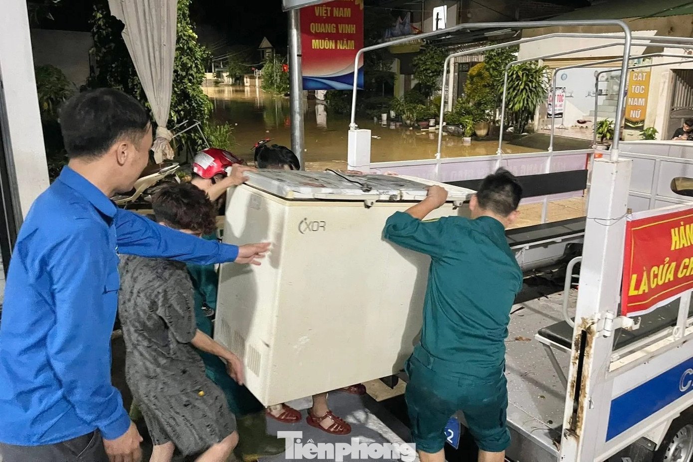Cảnh nước lũ đục ngầu bủa vây xã miền núi Nghệ An - 9