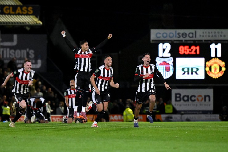 Grimsby thắng MU sau loạt luân lưu