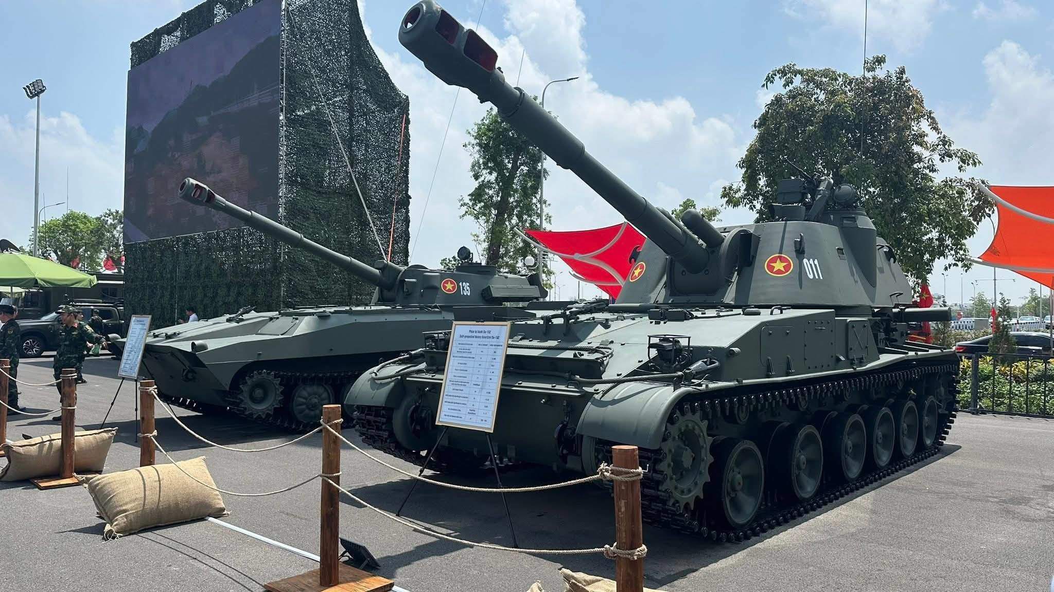 Xe tăng cua đồng, chiến đấu cơ, tên lửa đạn đạo bút chì, các loại khí tài cũng được trưng bày tại triển lãm