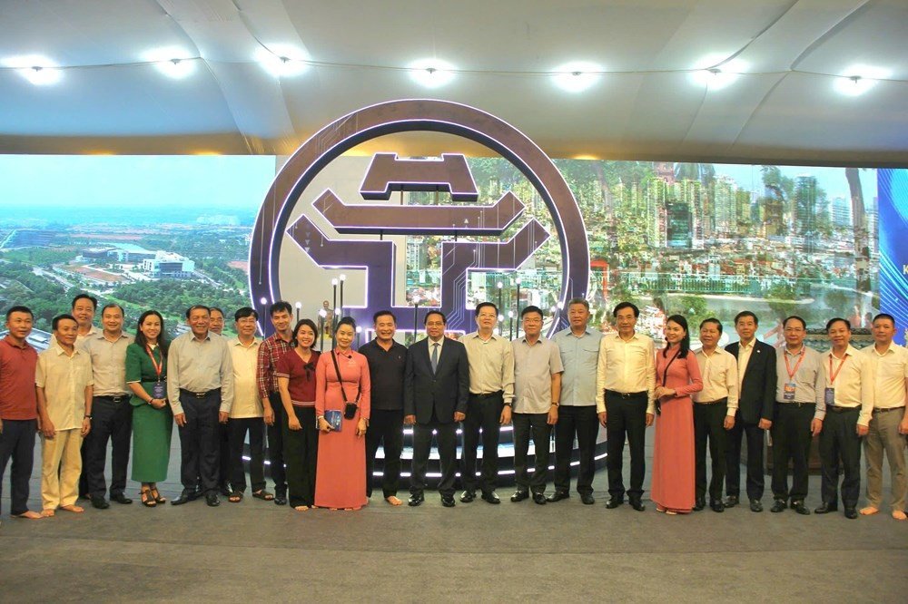 Thủ tướng Chính phủ Phạm Minh Chính tham quan các gian hàng tại triển lãm tối 26/8. Ảnh: Báo Văn hoá.
