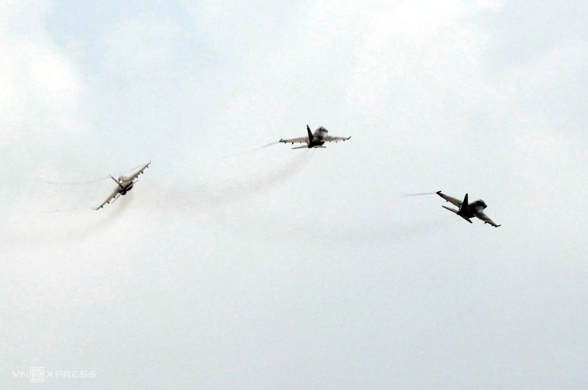Khi qua Ba Đình, những chiếc Yak-130 biểu diễn tách đội hình. Ảnh: Đức Đồng
