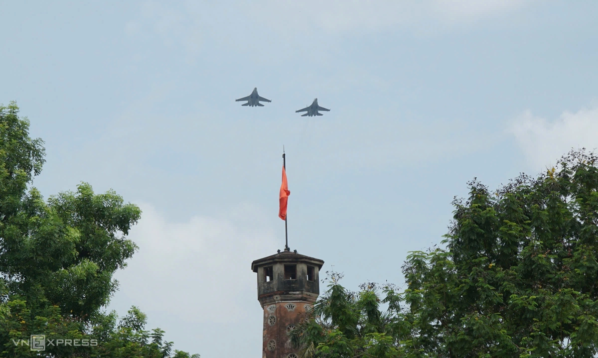 Tiêm kích trình diễn trên bầu trời Ba Đình - 6