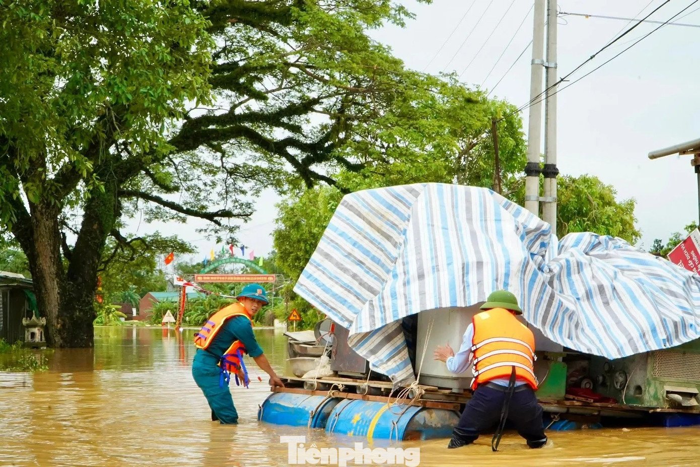 Cảnh nước lũ đục ngầu bủa vây xã miền núi Nghệ An - 10