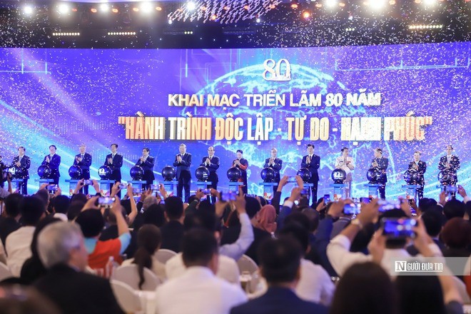 Tổng Bí thư Tô Lâm và các lãnh đạo, nguyên lãnh đạo Đảng, Nhà nước thực hiện nghi thức bấm nút khai mạc triển lãm.