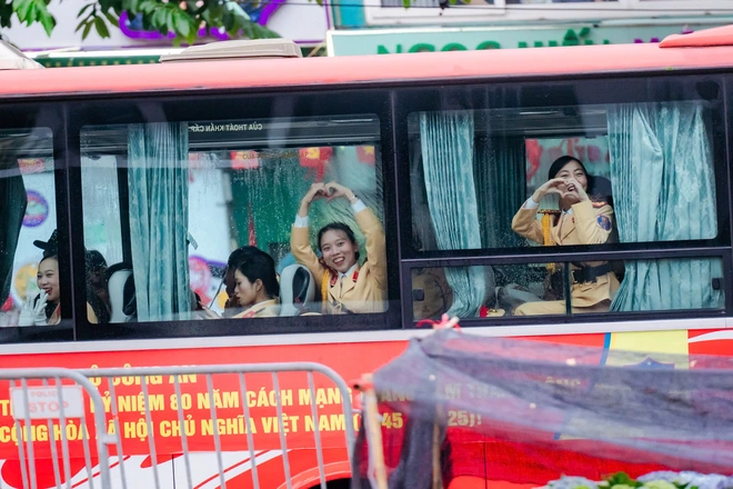 VIDEO: Khoảnh khắc đáng yêu mà bộ đội và người dân dành cho nhau tại điểm tập kết tối Sơ duyệt A80 - 14