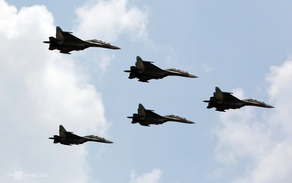 Su-30MK2 bay biên đội 5 chiếc vào Ba Đình. Ảnh: Đức Đồng