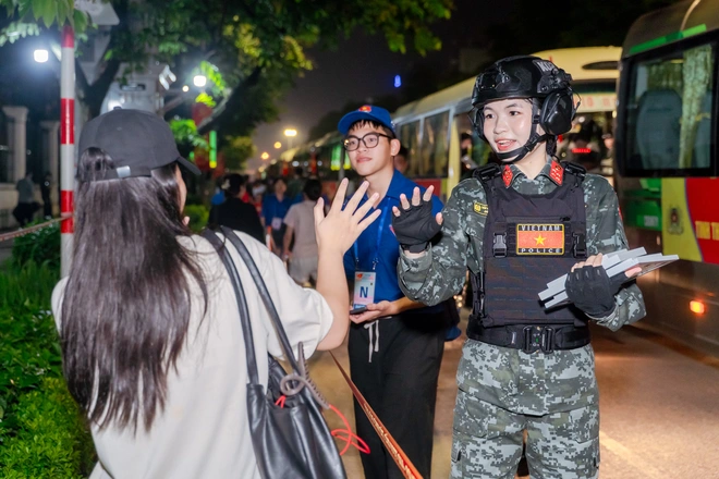 VIDEO: Khoảnh khắc đáng yêu mà bộ đội và người dân dành cho nhau tại điểm tập kết tối Sơ duyệt A80 - 15