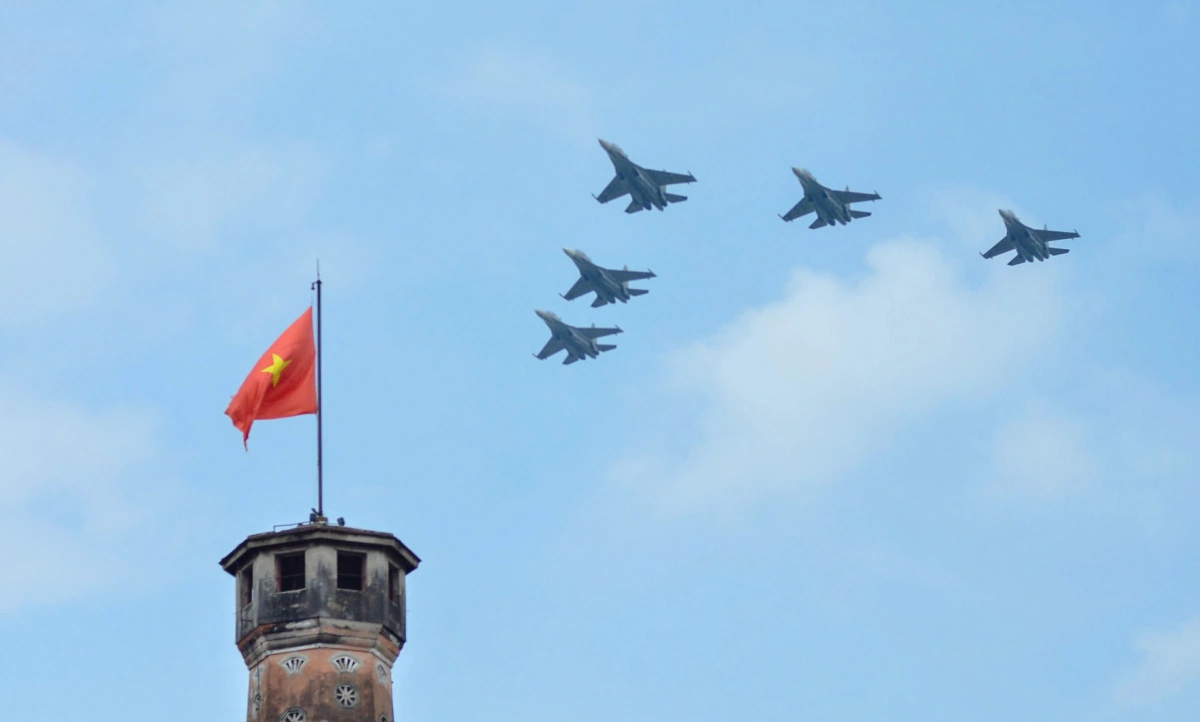 Biên đội Su-30MK2 bay qua Cột cờ Hà Nội. Ảnh: Hiếu Lương