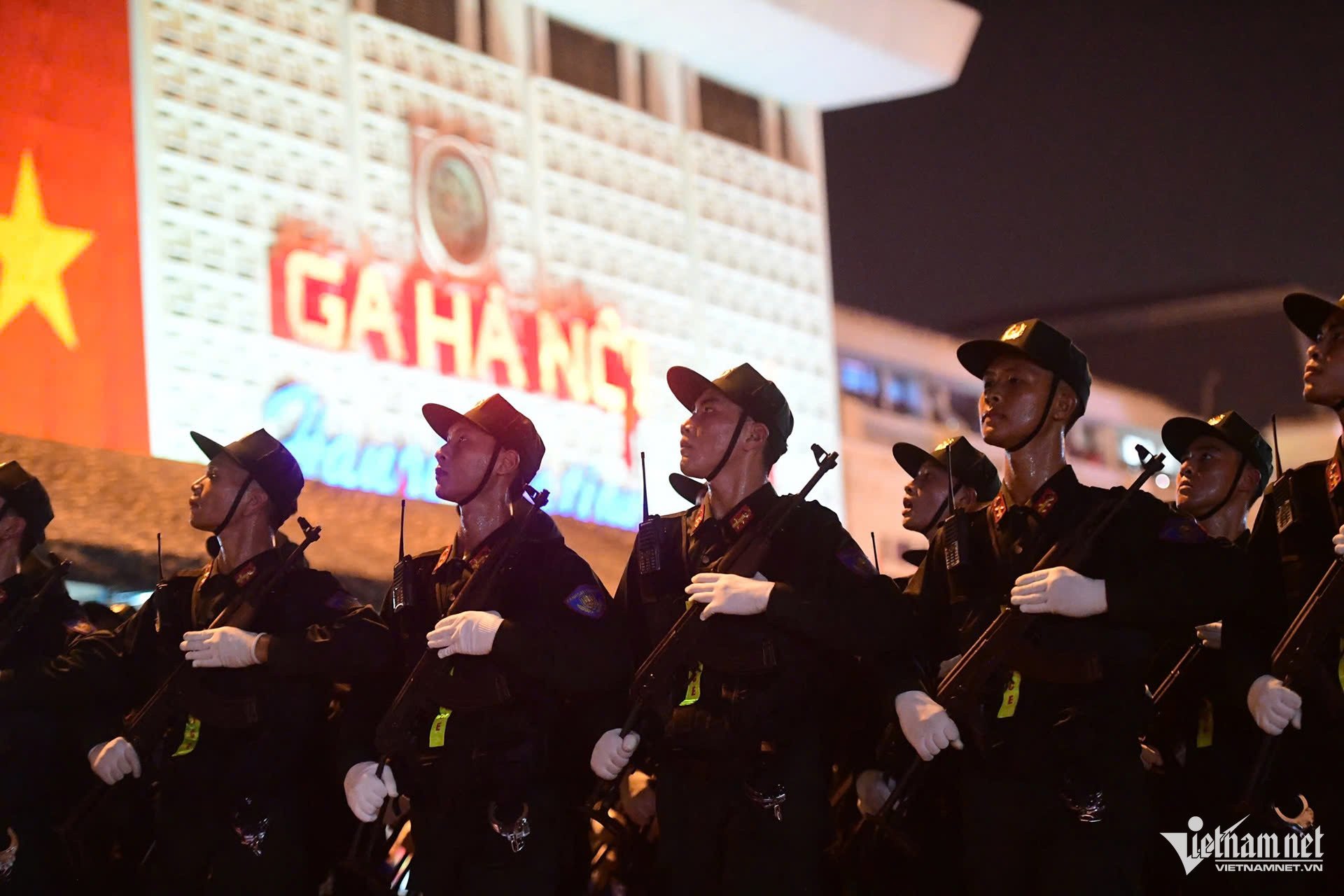 Các khối diễu binh tỏa ra các tuyến phố Hà Nội, chung vui với nhân dân - 104