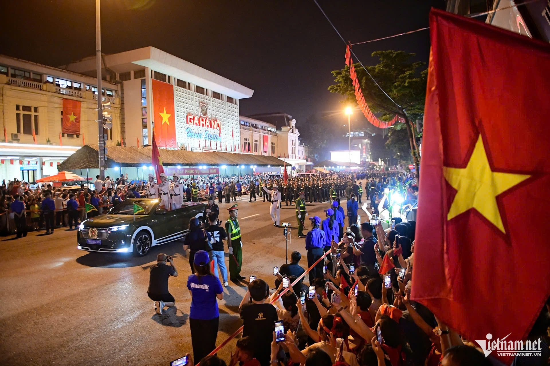 Các khối diễu binh tỏa ra các tuyến phố Hà Nội, chung vui với nhân dân - 106