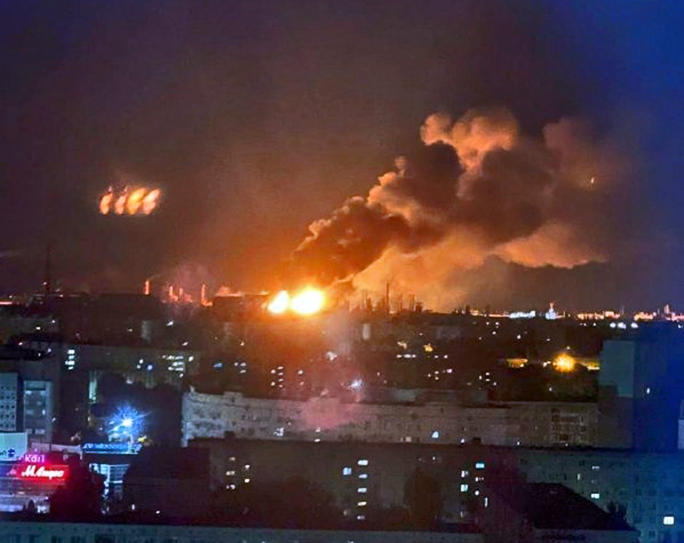 Lửa cháy tại nhà máy lọc dầu Nga ở vùng Volgograd vào ngày 19/8. Ảnh: Astra.