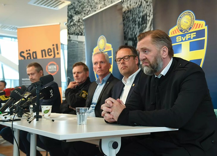 Fredrik Gardare (thứ hai từ trái sang) tuyên bố bằng chứng được phát hiện trong cuộc đột kích sòng bạc đã bị bỏ qua.