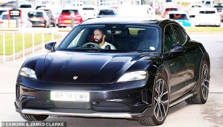 HLV Amorim có mặt tại trung tâm huấn luyện từ rất sớm, khoảng 7 giờ sáng